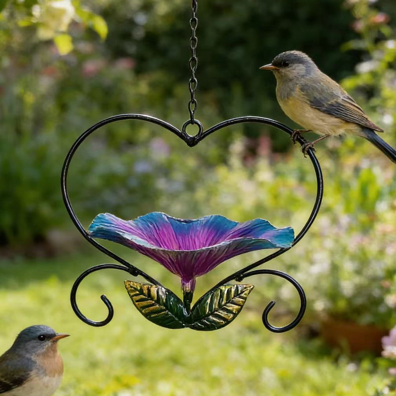 Hjerteformet fuglemater med blomsterdesign