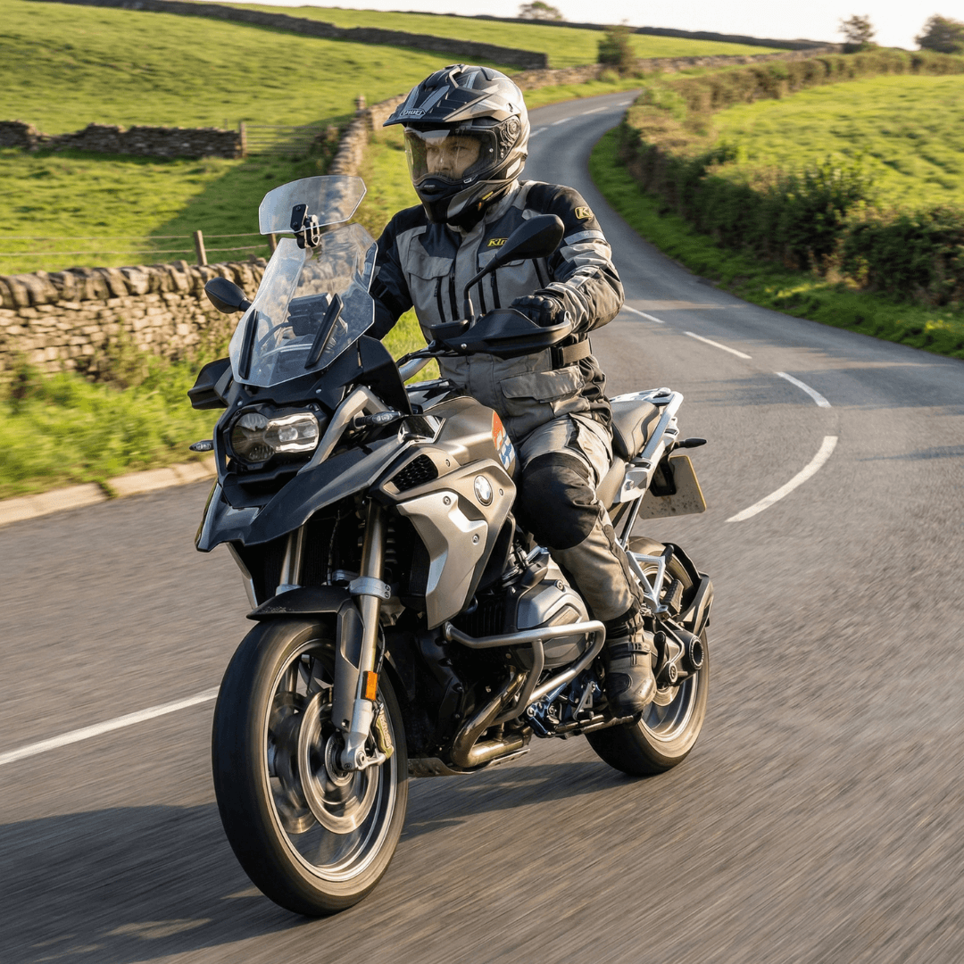 ❄️Zomerfresh 50% Korting!🏍️Verstelbare Motor Winddeflector – Universele Windscherm Spoiler tegen Helmtrillingen, Windgeruis & Turbulentie