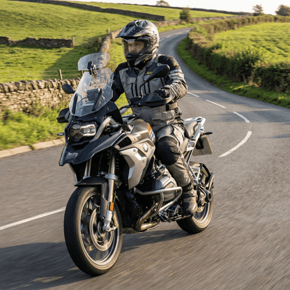 ❄️Zomerfresh 50% Korting!🏍️Verstelbare Motor Winddeflector – Universele Windscherm Spoiler tegen Helmtrillingen, Windgeruis & Turbulentie