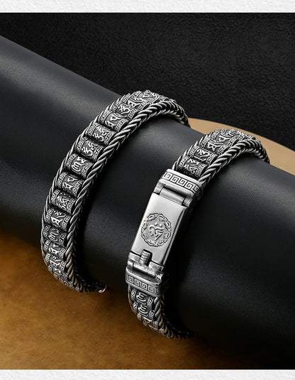 Armbånd med seks tegn som symboliserer sannhetens bønnehjul