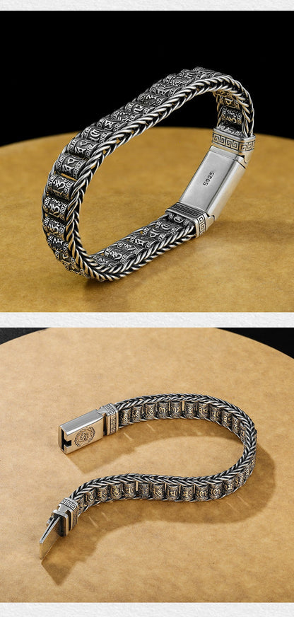 Armbånd med seks tegn som symboliserer sannhetens bønnehjul