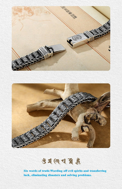 Armbånd med seks tegn som symboliserer sannhetens bønnehjul