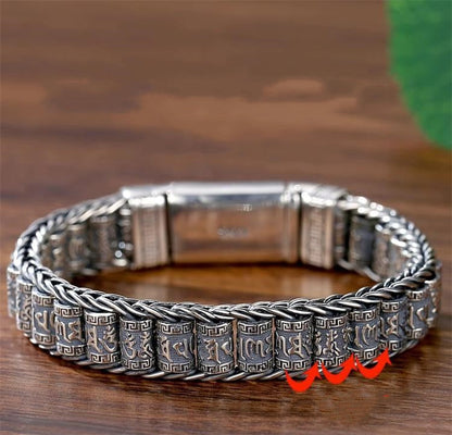 Armbånd med seks tegn som symboliserer sannhetens bønnehjul
