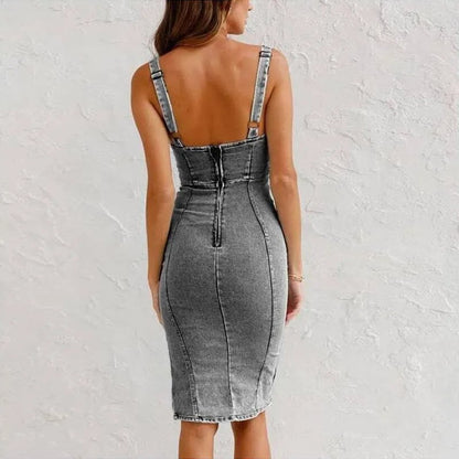 Tettsittende denim stroppe kjole med justerbare stropper, U-hals og splitt