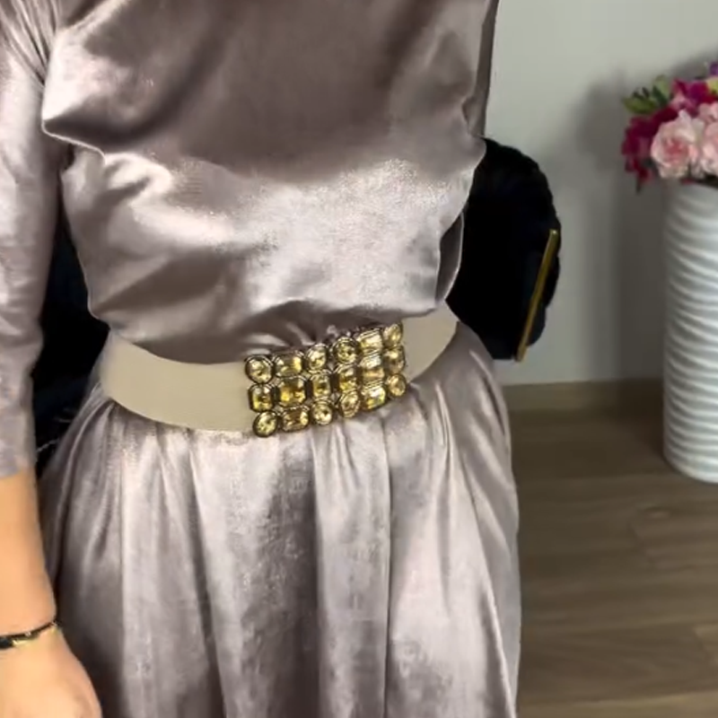 Damekjole med 3/4-ermer og rund hals i sateng