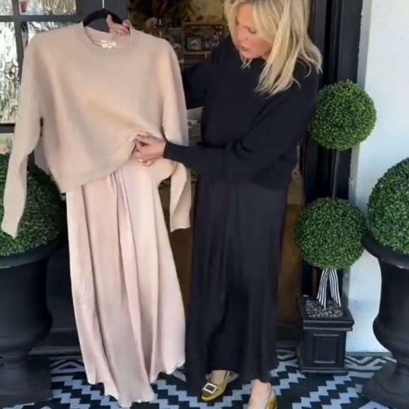 Elegant 2-delt sett for kvinner: Topp med vridd knute og maxikjole