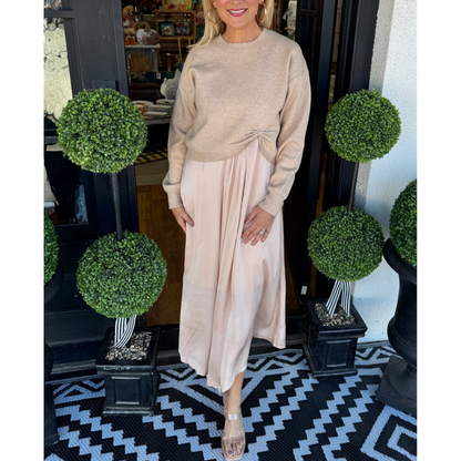 Elegant 2-delt sett for kvinner: Topp med vridd knute og maxikjole