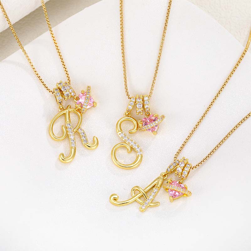 Halskjede med rosa hjerte- og initialanheng