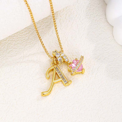 Halskjede med rosa hjerte- og initialanheng