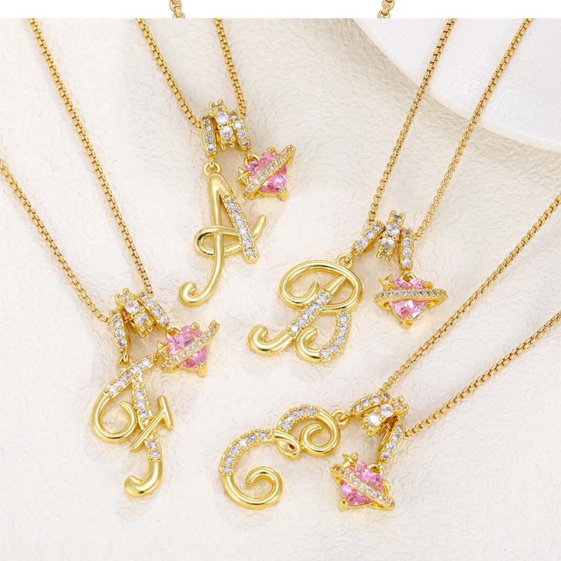 Halskjede med rosa hjerte- og initialanheng