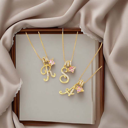 Halskjede med rosa hjerte- og initialanheng