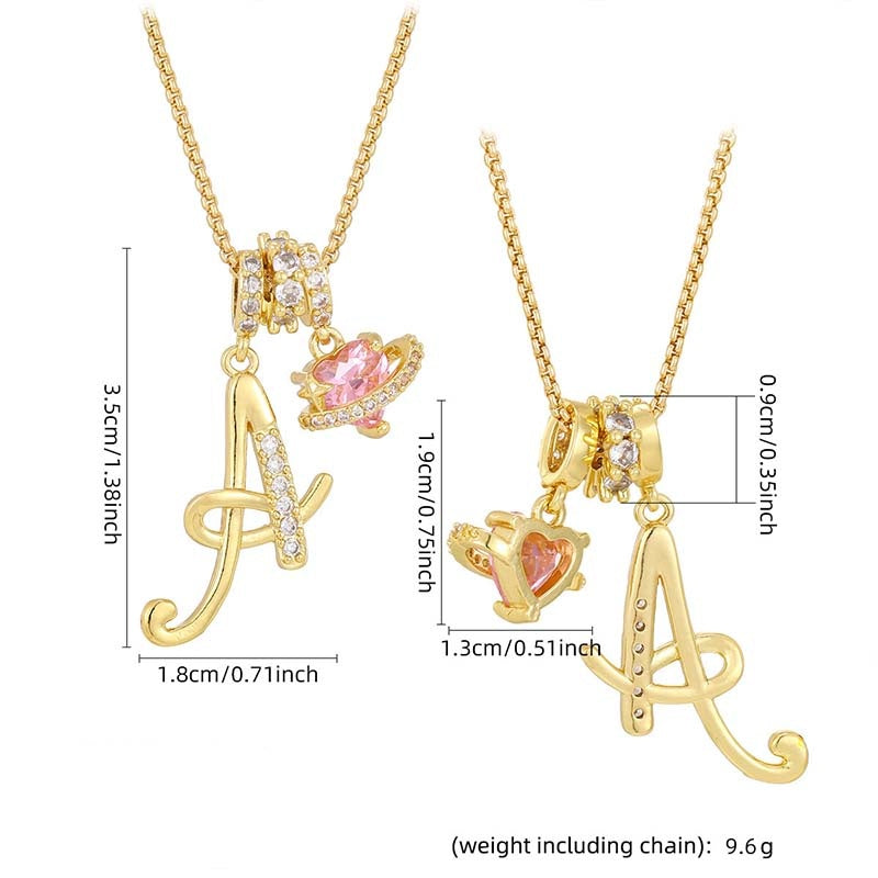 Halskjede med rosa hjerte- og initialanheng