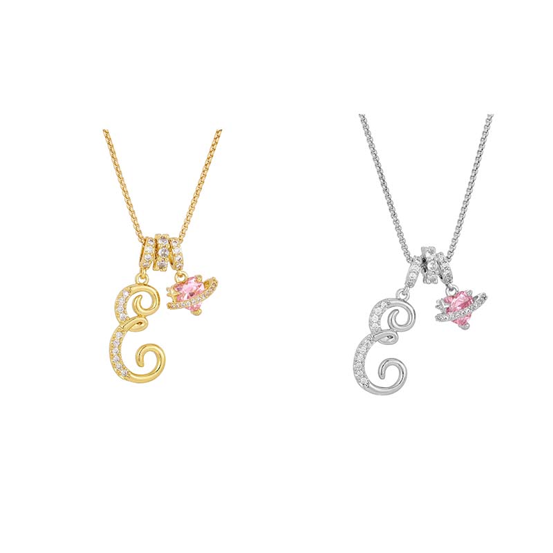 Halskjede med rosa hjerte- og initialanheng