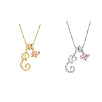 Halskjede med rosa hjerte- og initialanheng