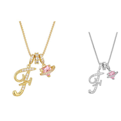 Halskjede med rosa hjerte- og initialanheng