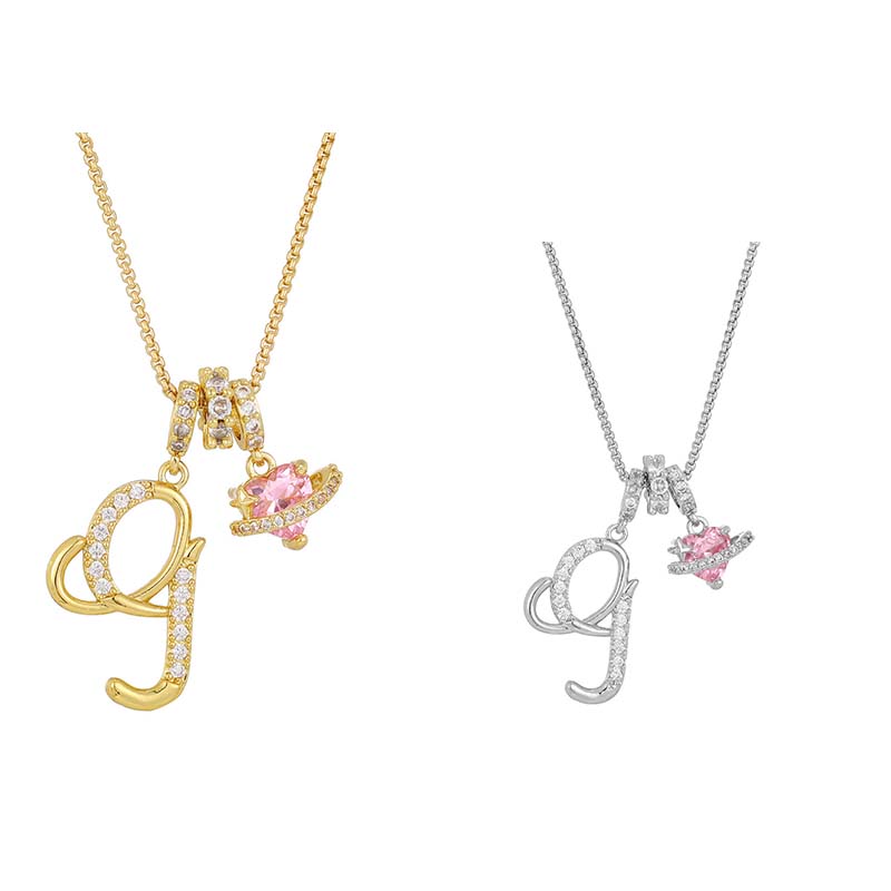 Halskjede med rosa hjerte- og initialanheng