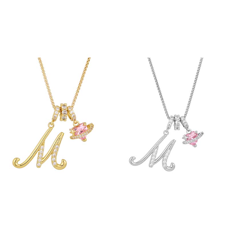 Halskjede med rosa hjerte- og initialanheng