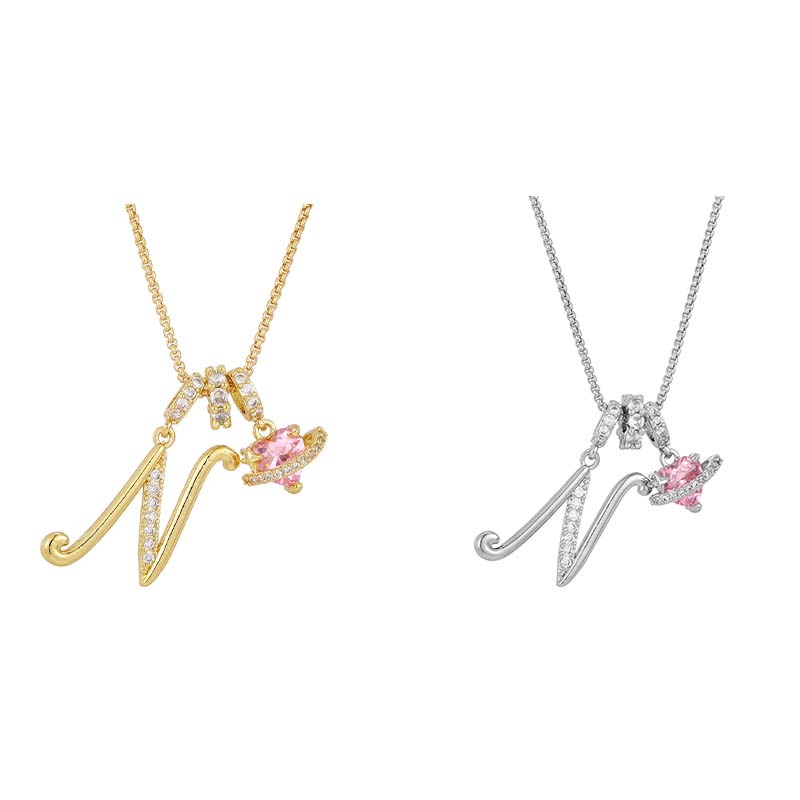 Halskjede med rosa hjerte- og initialanheng