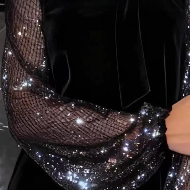 Kjole til dame med paljetter og sløyfe i halsen