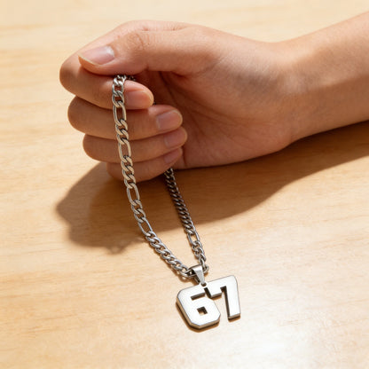 67 Number Pendant Necklace – Et statement-smykke for alle fashionistaer