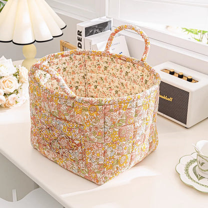 Bærbar oppbevaringskurv i blomstrete stoff