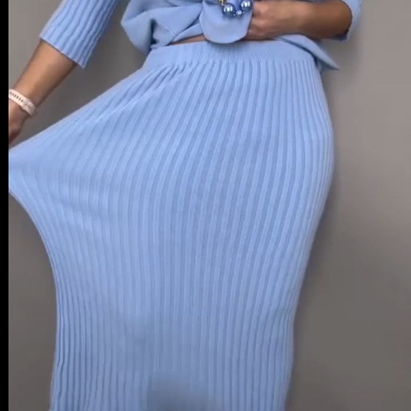 Elegant strikkegenser og midiskjørt i 2 deler