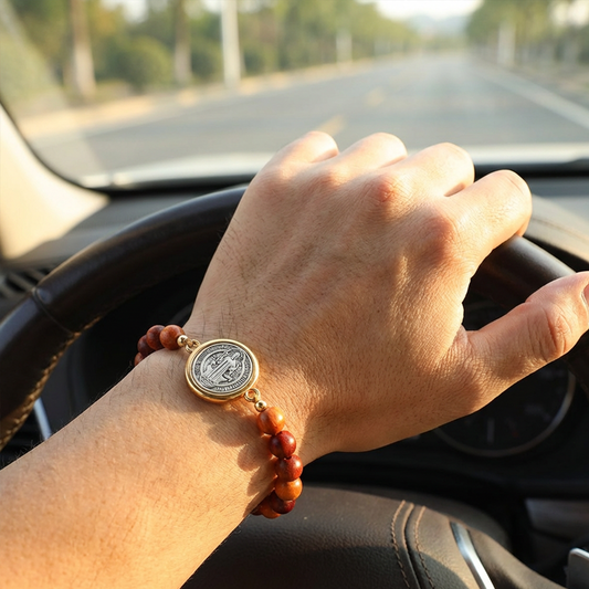 🛡️En verges følgesvenn✨Naturlig treperlearmbånd med St. Benedikt-motiv🎁Justerbar, egnet for både menn og kvinner