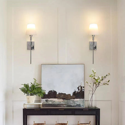 Klassisk vegglampe med lampeskjerm i stoff