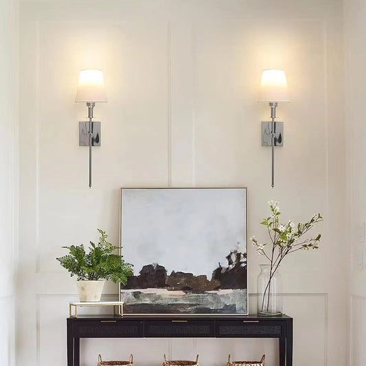 Klassisk vegglampe med lampeskjerm i stoff