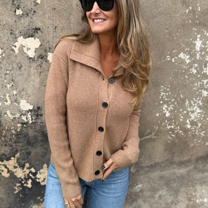 Elegant strikket topp med slagkrage for kvinner