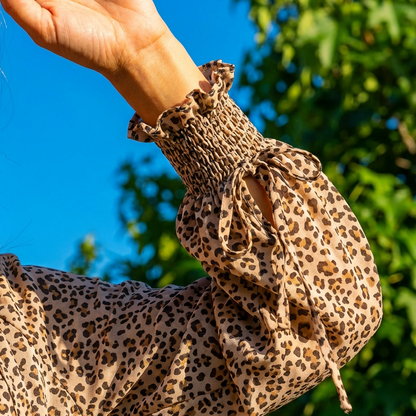 🥳2026 VARMT SALG🥳💞50 000+ SOLGT!🌹👗 48% RABATT! Minikjole med V-hals og rysjer – Myke lange ermer, flatterende V-hals. Leken rysjer gir sjarm. Perfekt til middager eller date-kvelder. 🕊️✨