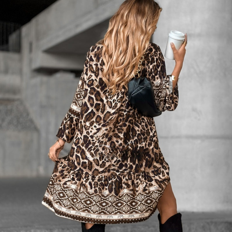 👗 Elegant kjole med trykk og V-hals – Tidløs sofistikasjon! 🌸✨