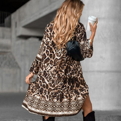 👗 Elegant kjole med trykk og V-hals – Tidløs sofistikasjon! 🌸✨