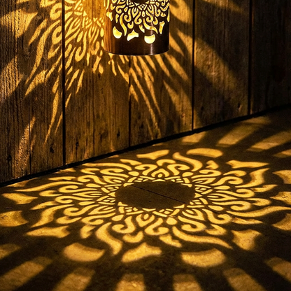 ☀️ Solcellelampe i mandala-design for hage og terrasse – 2-i-1 gulvlampe og vegglampe – Dekorativ belysning med vintage-effekt – Rustfri og holdbar