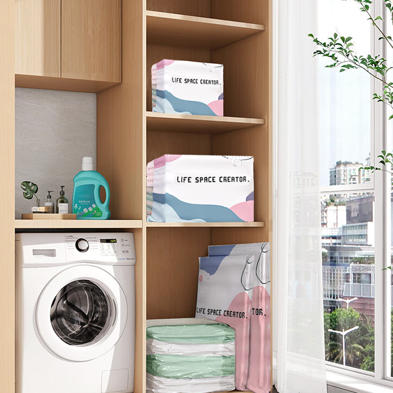 🧳 Vakuumposer uten pumpe – Trykk og forsegl, ingen pumpe nødvendig. Sparer 80 % plass, holder klærne tørre og støvfrie. Perfekt for klumpete sengetøy og utstyr utenom sesongen. 🛏️🗄️