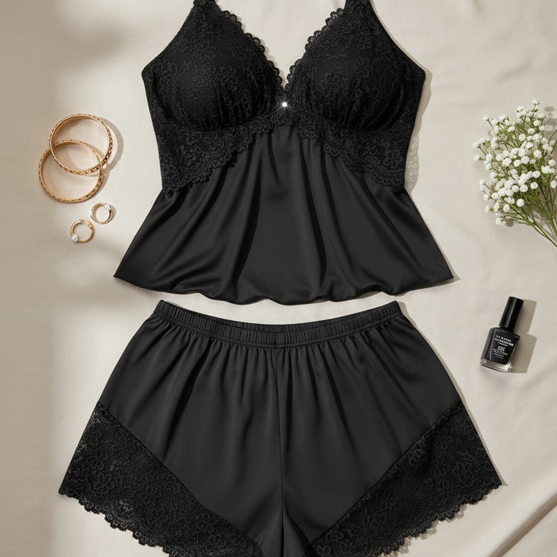 🥳2026 VARMT SALG🥳💞50 000+ SOLGT!👗🌸 48 % RABATT! Pysjamassett med blondekant og shorts – Mykt satenglignende stoff, justerbare stropper og V-hals.