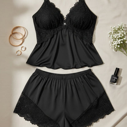 🥳2026 VARMT SALG🥳💞50 000+ SOLGT!👗🌸 48 % RABATT! Pysjamassett med blondekant og shorts – Mykt satenglignende stoff, justerbare stropper og V-hals.
