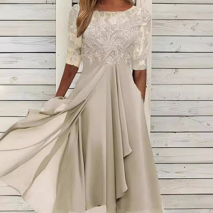 Midikjole med blomsterbroderi – løstsittende og elegant med rund hals🌸