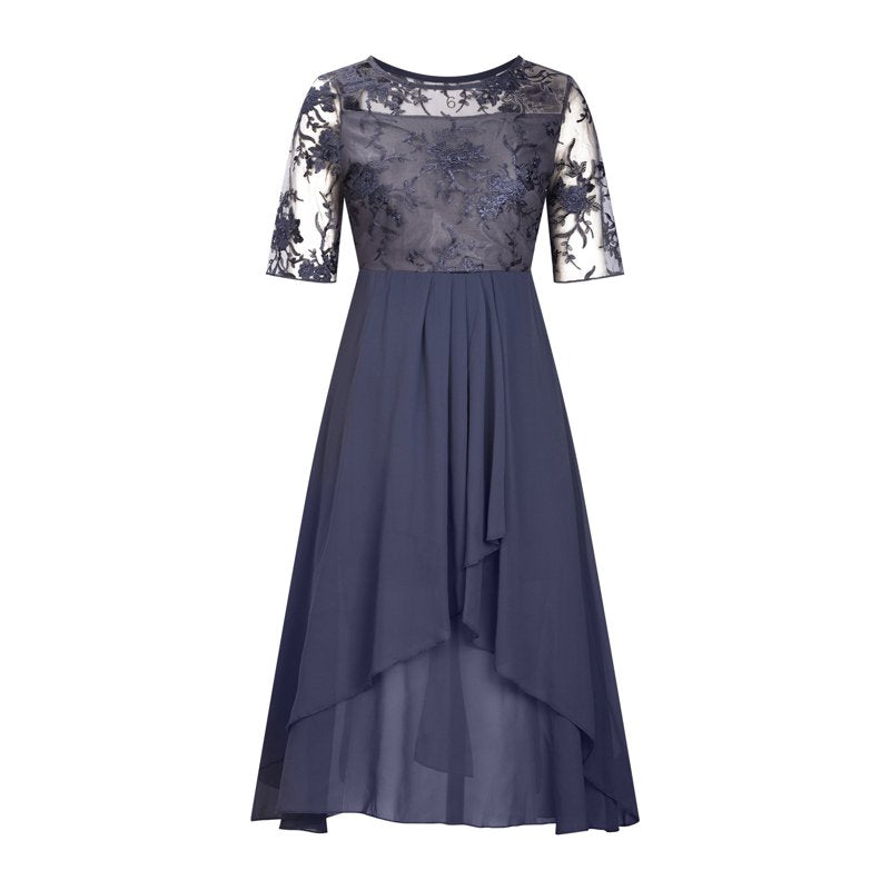 Midikjole med blomsterbroderi – løstsittende og elegant med rund hals🌸