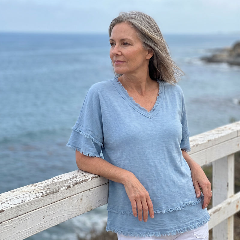 💖Boho-T-skjorte for damer med V-hals og flossete kanter 🌿 – Løstsittende, pustende sommertopp i myk bomull👚