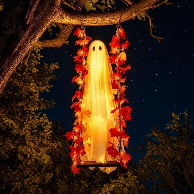 Hengende Halloween-spøkelse på gynge med fjernstyrt LED-lys og lønneblader