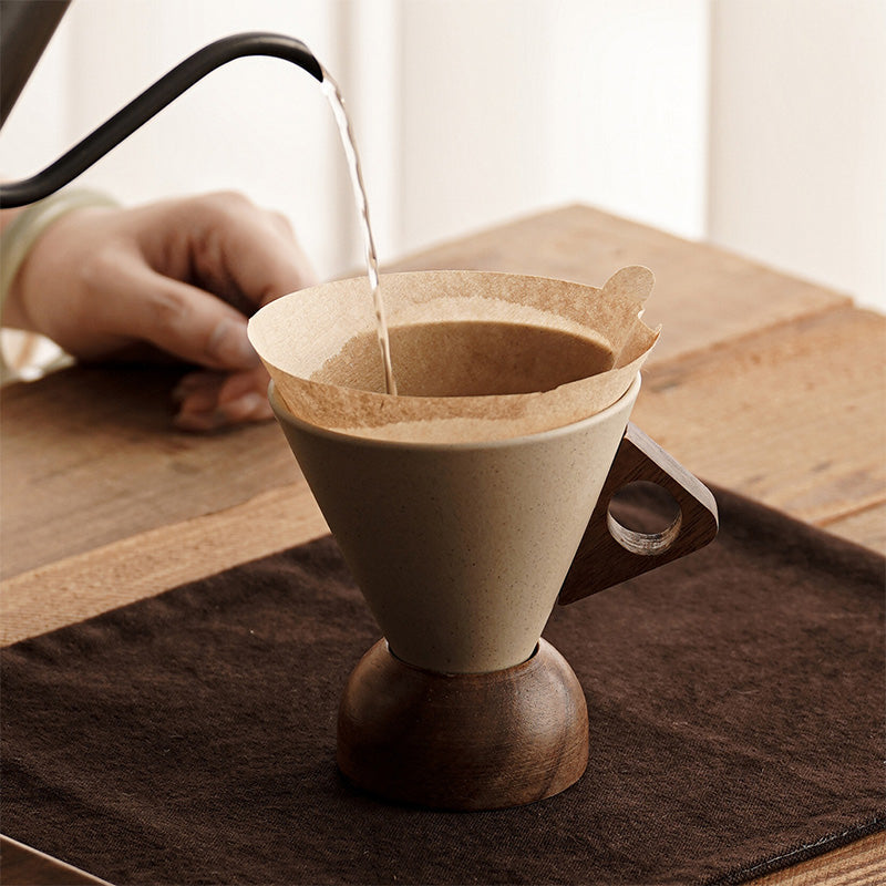 ☕ Håndlaget kaffekrus i keramikk – trehåndtak, matt glasur, 180ml. Unikt og rustikt! 🪵✨