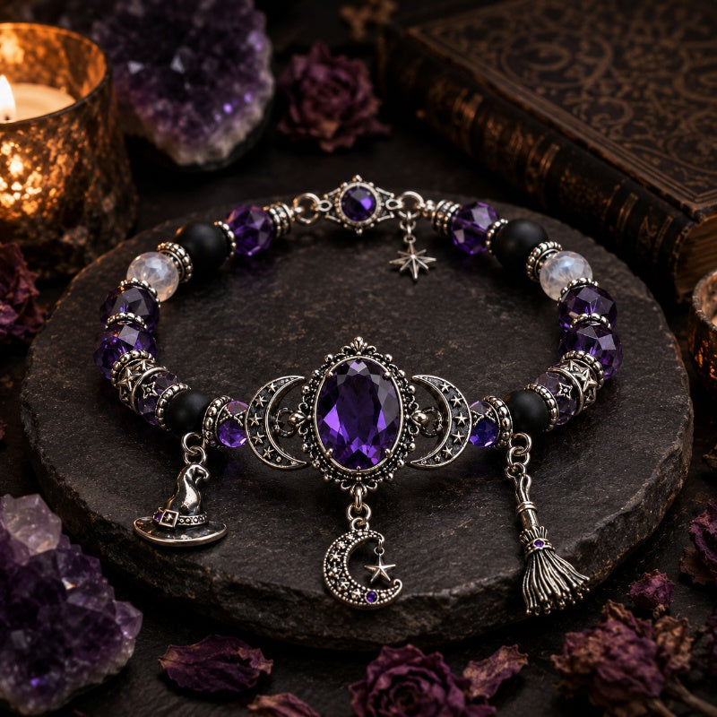 🔮 Heksearmbånd i lilla – rhinsten, heksehatt og månevedheng. Perfekt til Halloween! ✨🧙‍♀️