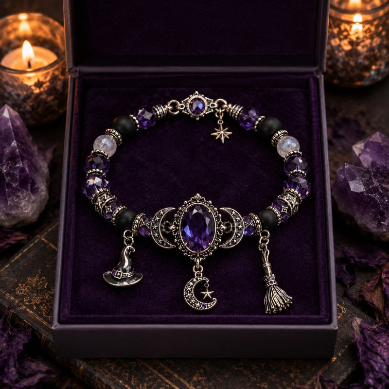 🔮 Heksearmbånd i lilla – rhinsten, heksehatt og månevedheng. Perfekt til Halloween! ✨🧙‍♀️