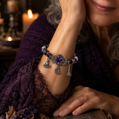 🔮 Heksearmbånd i lilla – rhinsten, heksehatt og månevedheng. Perfekt til Halloween! ✨🧙‍♀️