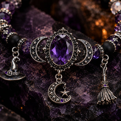 🔮 Heksearmbånd i lilla – rhinsten, heksehatt og månevedheng. Perfekt til Halloween! ✨🧙‍♀️